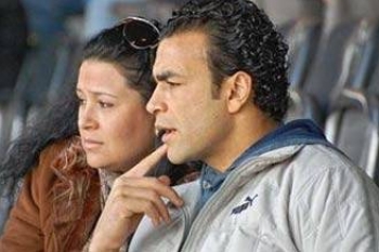 زوجة الحضري متهمة بالاساءة للاسلام لخلع حجابها بسويسرا