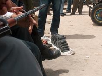 تجارة السلاح علنية في سوق غزة للسيارات وبسطات مليئة بأنواع من السلاح والذخيرة