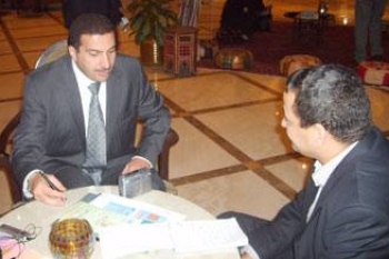 عمرو خالد يحذر من فتنة طائفية يجري تصنيعها في مصر