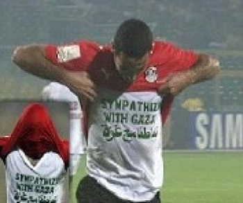 حكومة إسماعيل هنية تدعو منتخب مصر للعب في غزة واختفاء أعلام فتح وحماس