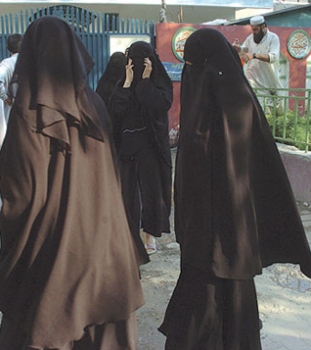 أصوليات المسجد الأحمر تفوقن على الحكومة في مجال الدهاء