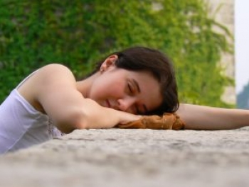 بدأت زوجة أخي في ملاطفتي بعينها وبإبتسامتها شيئا فشيئا