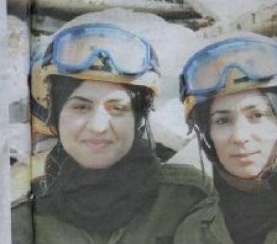 فتيات عربيات ينضممن للمناورة الاسرائيلية ويرتدي جزء منهن الحجاب تحت الخوذه العسكرية