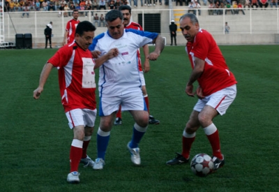 بالصور: شخصيات سياسية فلسطينية في مباراة لكرة القدم بنابلس