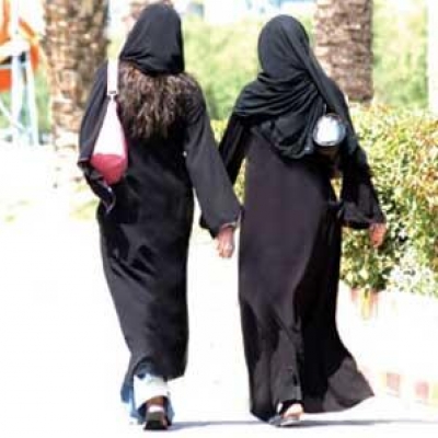 فتاة سعودية تنقض على شاب متحرش وتطرحه أرضاً