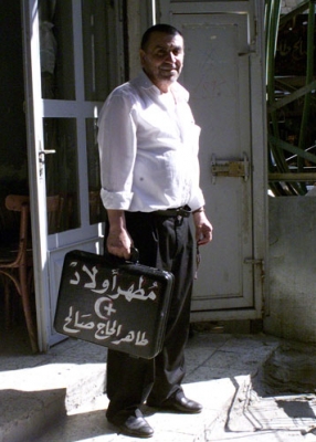 ابو الكلبات ختن الآلاف من الأطفال في نابلس فأصبح شخصية اعتبارية في المجتمع