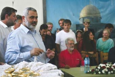 هنية يقلد ركاب الحرية وغزة الحرة وسام فلسطين لكسر الحصار ويعد بمنح الجنسية الفلسطينية لمن يرغب منهم