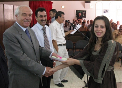 صور محافظ أريحا يوزع مكرمة الرئيس على طلاب التوجيهي
