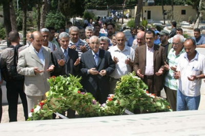 اللواء نصريوسف يزور مقابر شهداء الثورة في بيروت