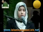 فيديو لابداع فتاة في قراءة القران الكريم بعدة طبقات
