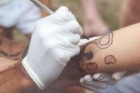 منع إجراء عمليات الوشم في صالونات الحلاقة والتجميل بالأردن