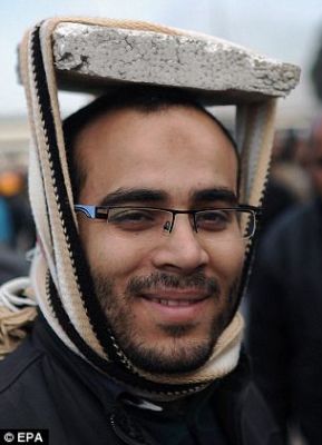 هكذا يحمي المتظاهرون المصريون رؤوسهم