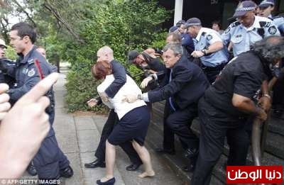 صور وفيديو .. هروب رئيسة وزراء أستراليا حافية من المطعم