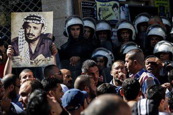 بالصور نشطاء فتح غاضبون برام الله يحاولون اقتحام مكتب قناة الجزيرة 3909988666