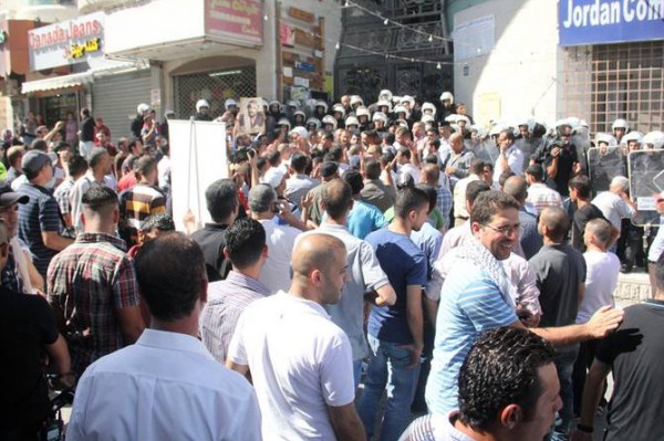 بالصور نشطاء فتح غاضبون برام الله يحاولون اقتحام مكتب قناة الجزيرة 3909988686