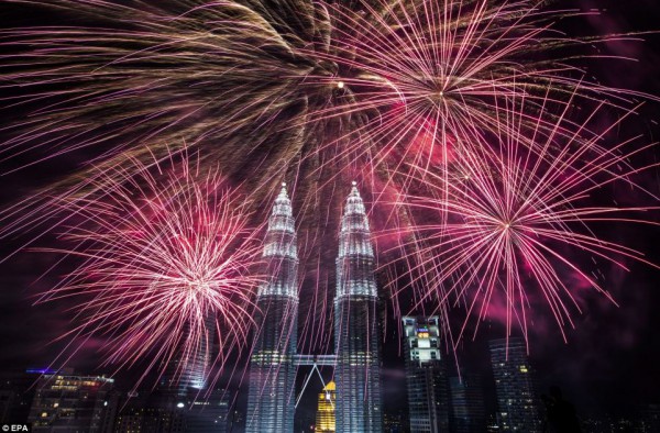 شاهد بالصور والفيديو.. احتفالات العالم في ليلة رأس السنة2014