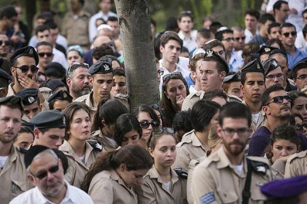 نقره لتكبير أو تصغير الصورة ونقرتين لعرض الصورة في صفحة مستقلة بحجمها الطبيعي