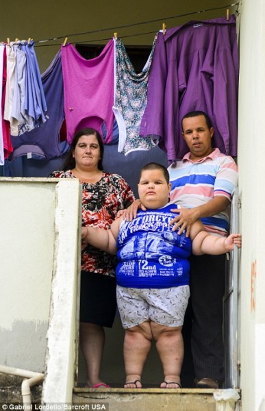 بالصور: طفل قد يموت في أي لحظة .. والسبب؟! بالصور: طفل قد يموت في أي لحظة .. والسبب؟!
