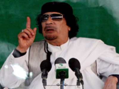 معلومات تُكشف لأول مرة : القذافي قاد بنفسه مظاهرات ضده شخصياً وسط هتافات" ليبيا حرة القذافي يطلع برة" وكان يلبس نظارة خضراء اللون !