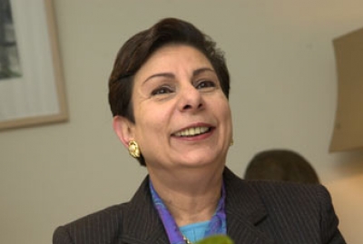 عشراوي: واشنطن هددت بعزل الفلسطينيين اذا رفضوا الانتقال للمفاوضات المباشرة والضغوطات وصلت الى حد الابتزاز