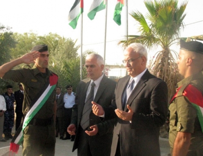 صائب عريقات يقرأ الفاتحة على أرواح الشهداء في أريحا صائب عريقات يقرأ الفاتحة على أرواح الشهداء في أريحا