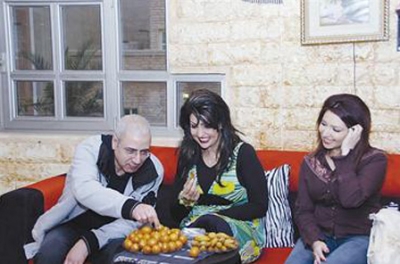 الممثلة والمطربة الكويتية حلا تستعد لجديدها