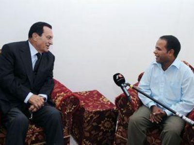 بالفيديو الرئيس مبارك يتناول الشاى مع مواطن صعيدى