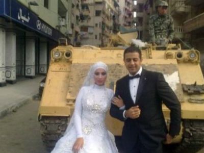 فيديو عقد قران شاب وفتاة في ميدان التحرير