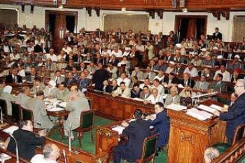 فضيحة جنسية لنائب من الحزب الحاكم المصري بعدما صوّره فيلم بأوضاع مشينة مع فتاتي ليل