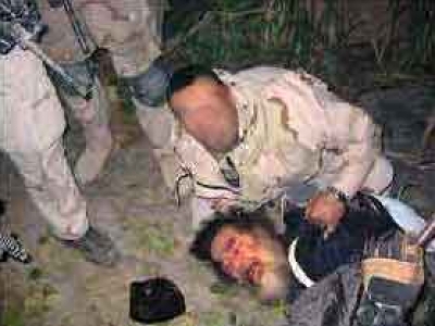 صدام منبطح أرضا لحظة اعتقاله