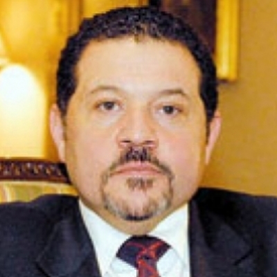 ياسر عباس وصور الرئيس أبو مازن