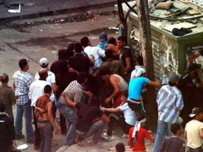 فلسطينيون غاضبون يحرقون مقرا لأحمد جبريل بمخيم اليرموك في دمشق