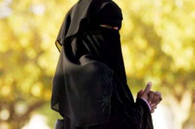 سعودية تطلب الخلع من زوج يقبلها ويداعبها أمام أطفالها