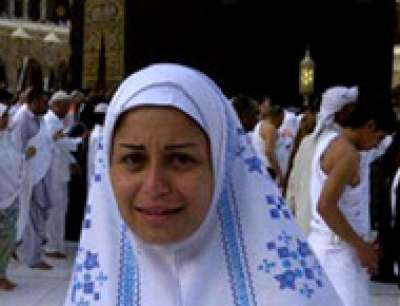 لماذا تضع منة فضالي صورتها بملابس الإحرام على الفيس بوك؟