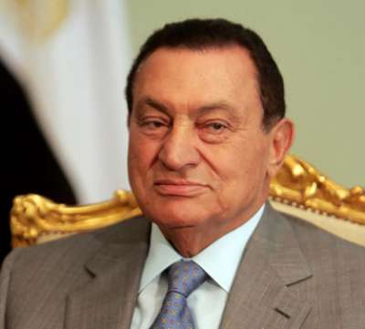 مبارك يتابع أحداث ميدان التحرير لحظة بلحظة على شاشة الفضائيات .. ويعلق: أنا قُلتلهم إن البلد هتخرب كانوا استنوا شوية