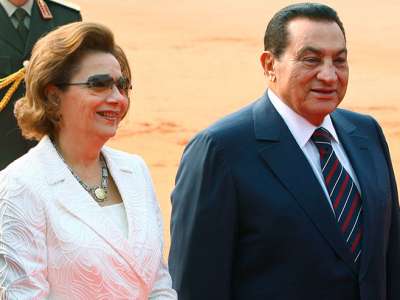 سوزان ممنوعة من زيارة مبارك لمدة شهر بسبب " موبايل"