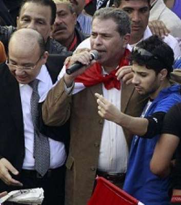 عكاشة يقود العباسية فى وجه التحرير .. والثوار يحملوه على الاعناق .. فيديو