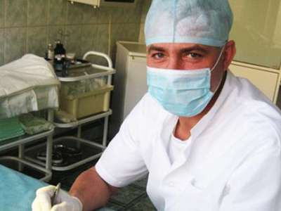 جراح تجميل يتسبب في وفاة 10 سعوديات وينتظر ملاحقة الإنتربول