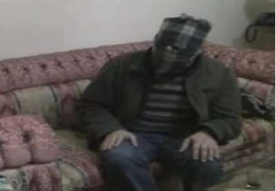 معتقل سوري : عندما كنت اطلب شرب الماء كان يبول علي وجهي جنود بشار الاسد ..فيديو