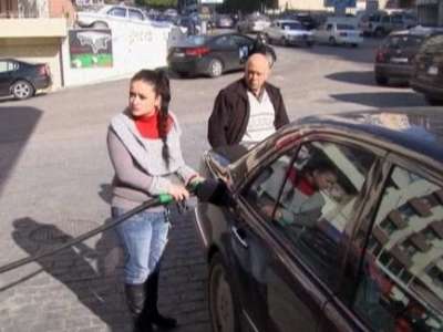 محطة وقود عمالها من النساء في لبنان تتميز بتعامل راق مع الزبائن