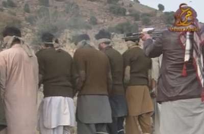 حركة "طالبان" تبث فيديو لقتل 15 جندي باكستاني بطريقة وحشية ..فيديو