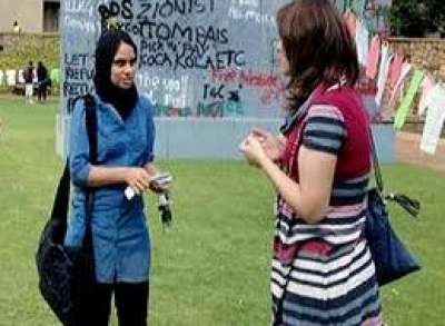 فلسطينية محجبة تدافع إسرائيل وتنفي