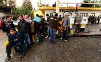 حكومة غزة تلزم موظفيها بنقل المواطنين مجانا حتى انتهاء ازمة الوقود .. والزهار يصف تصريحات عبيد بغير المسئولة