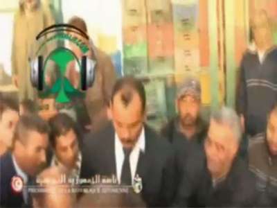 فيديو صادم: مواطنون تونسيون يقبّلون يد الرئيس