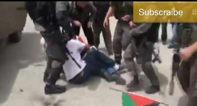 جنود إسرائيليين يسحلون فتاة رفعت علم فلسطين على مدرعة ويعرونها .. فيديو