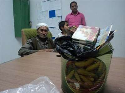 طفل يبيع صندوق والده القديم للخردة وبداخله مبلغ 60 ألف شيكل في الخليل