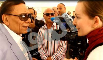 عادل إمام يداعب صحفية فرنسية 