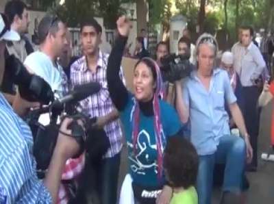 بعتها للفلسطينيين الخونة يا مشير..مصرية تمزّق ملابسها احتجاجاً على فوز مرسي !..شاهد الفيديو