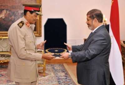 ادق التفاصيل لليلة سقوط المشير وعنان:مرسي حصل على تسجيلات لمخطط الانقلاب عليه فأمر بعزلهما