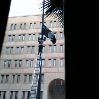 بالفيديو والصور .. في ذكرى هجمات 11 سبتمبر : رايات القاعدة تنتشر في القاهرة وعلى السفارة الامريكية